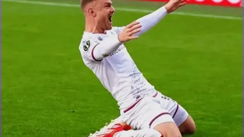 崔康熙应对裁判判罚巧妙，换人风波升级，克雷桑伤情备受关注